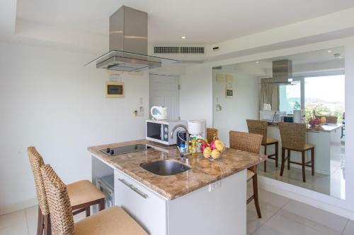 Kuchyň nebo kuchyňský kout v ubytování Scenic Kata SeaView Condo O17-1BR just 5 min Drive to Kata Beach