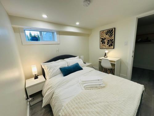 Postel nebo postele na pokoji v ubytování Quiet Basement Suite Steps from Quilchena Park in Vancouver