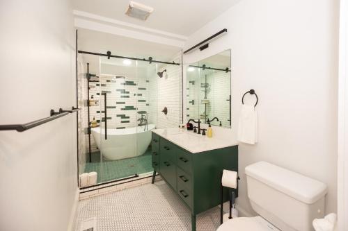 Un baño con ducha, lavabo e inodoro. en Modern Mill House Walk To Downtown Durham, en Durham