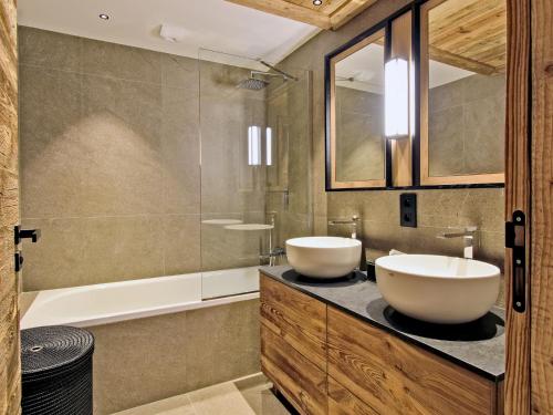 Luxueux Appartement 5 Chambres avec Spa et Terrasse Spacieuse au Rond Point des Pistes, Les Allues - FR-1-613-50