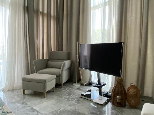 TV a/nebo společenská místnost v ubytování Sea-View Residence