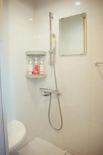 Ein Badezimmer in der Unterkunft エメラルドの森