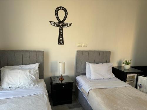 K Boutique Hotel MedSpa-Pyramids & Grand Egyptian Museumにあるベッド