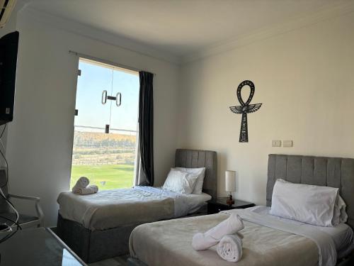 K Boutique Hotel MedSpa-Pyramids & Grand Egyptian Museumにあるベッド