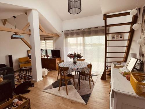 un salon avec une table et des chaises dans une pièce dans l'établissement Maison au bord du lac pour 4 pers. + enfants, nature et tranquillité, animaux admis - FR-1-589-803, à Sanchey
