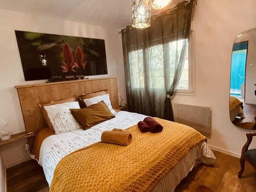 a bedroom with a large bed with a yellow blanket at Maison au bord du lac pour 4 pers. + enfants, nature et tranquillité, animaux admis - FR-1-589-803 in Sanchey