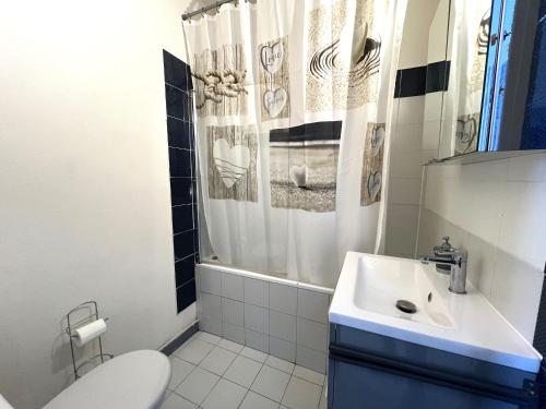 Photo de la galerie de l'établissement Appartement T2 en centre-ville avec WiFi à Sète - FR-1-338-607, à Sète