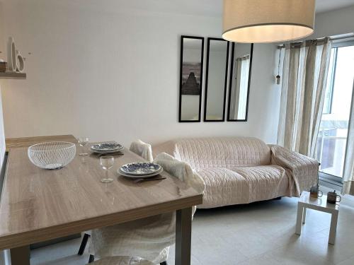 un salon avec une table et un canapé dans l'établissement Charmant 2 pièces vue mer à Saint Gilles Croix de Vie - FR-1-224-817, à Saint-Gilles-Croix-de-Vie