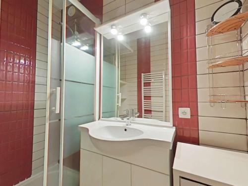 une salle de bain avec un lavabo et un miroir dans l'établissement Charmant 2 pièces vue mer à Saint Gilles Croix de Vie - FR-1-224-817, à Saint-Gilles-Croix-de-Vie