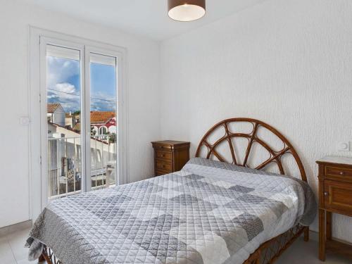 une chambre avec un lit et une grande fenêtre dans l'établissement Grau d'Agde : Appt T2, 4 pers, à 20m de la plage - FR-1-423-319, au Grau-dʼAgde