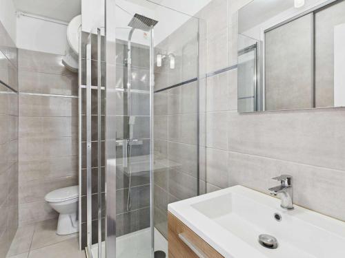 une salle de bain avec un lavabo, des toilettes et une douche dans l'établissement Grau d'Agde : Appt T2, 4 pers, à 20m de la plage - FR-1-423-319, au Grau-dʼAgde