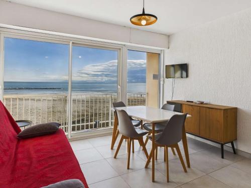 - un salon avec une table et une vue sur l'océan dans l'établissement Grau d'Agde : Appt T2, 4 pers, à 20m de la plage - FR-1-423-319, au Grau-dʼAgde
