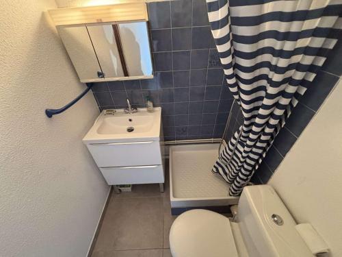 une petite salle de bain avec toilettes et lavabo dans l'établissement Studio-Cabine à Port-la-Nouvelle près de la plage - FR-1-229C-106, à Port-la-Nouvelle