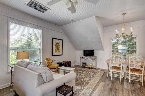 una sala de estar con un sofá y una mesa en 313 New Street apts, en Fernandina Beach