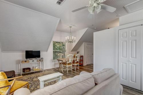 una sala de estar con un sofá y una mesa en 313 New Street apts, en Fernandina Beach