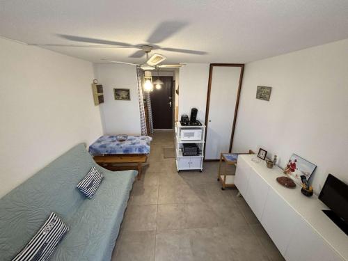un salon avec un canapé et un ventilateur de plafond dans l'établissement Studio-Cabine à Port-la-Nouvelle près de la plage - FR-1-229C-106, à Port-la-Nouvelle