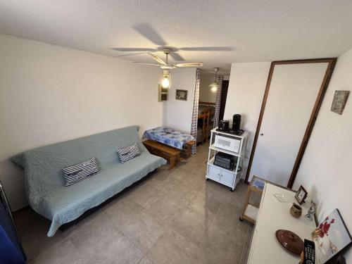 - un salon avec un lit et un ventilateur de plafond dans l'établissement Studio-Cabine à Port-la-Nouvelle près de la plage - FR-1-229C-106, à Port-la-Nouvelle