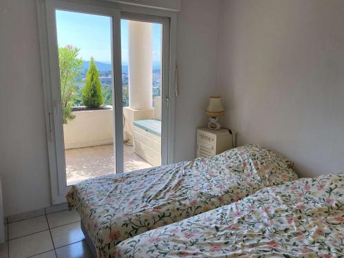 une chambre avec un lit et une porte coulissante en verre dans l'établissement Appartement 2 pièces avec terrasse et piscine - 4 pers - Cannes - FR-1-609-111, à Cannes