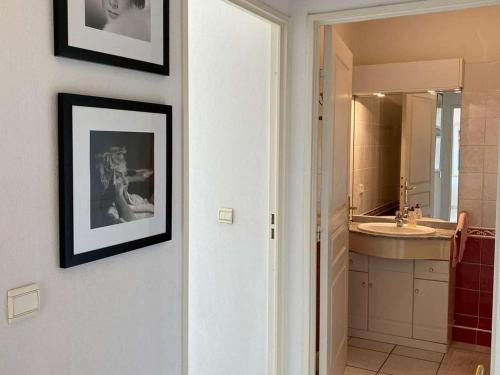 une salle de bain avec un lavabo et un miroir dans l'établissement Appartement 2 pièces avec terrasse et piscine - 4 pers - Cannes - FR-1-609-111, à Cannes