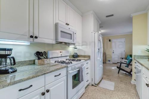 223 Lighthouse Circle homeにあるキッチンまたは簡易キッチン