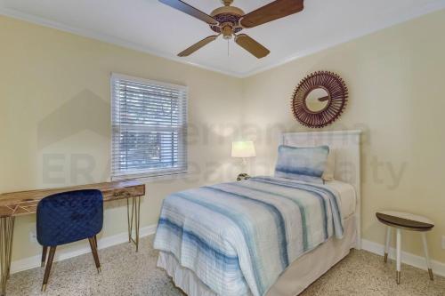 223 Lighthouse Circle homeにあるベッド
