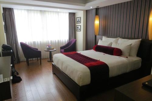 Postel nebo postele na pokoji v ubytování Golden Art Hotel