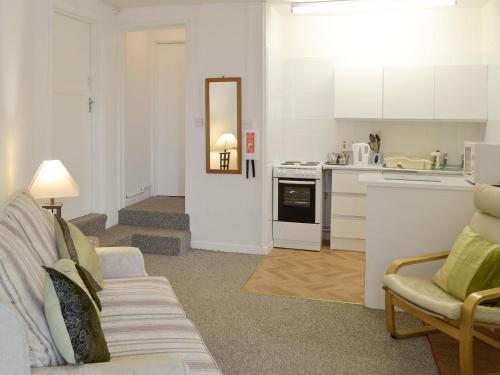 StokeinteignheadにあるHuccaby Tor - Ukc1924のソファとキッチンのあるリビングルーム