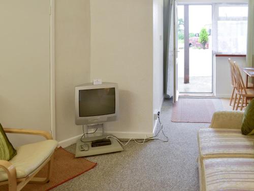 StokeinteignheadにあるHuccaby Tor - Ukc1924のリビングルーム(テレビ、ソファ付)