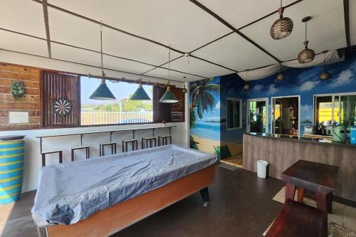 ein Schlafzimmer mit einem Bett und einer Bar in der Unterkunft Ton Hom Pool Party in Hua Hin