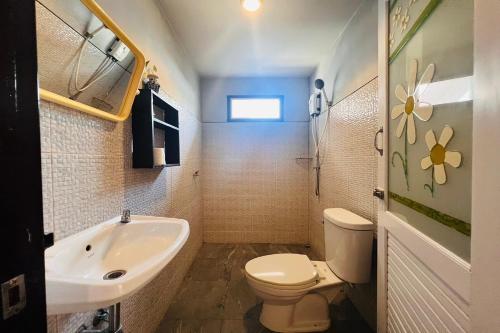 ein kleines Badezimmer mit Toilette und Waschbecken in der Unterkunft Ton Hom Pool Party in Hua Hin