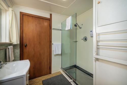 Phòng tắm tại Dream View Waterfront - Paihia Holiday Home
