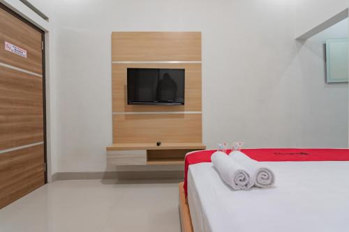 Postel nebo postele na pokoji v ubytování RedDoorz Syariah @ Boemi Guesthouse Tasikmalaya