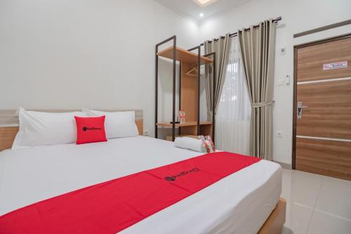 Postel nebo postele na pokoji v ubytování RedDoorz Syariah @ Boemi Guesthouse Tasikmalaya