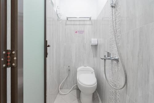 Koupelna v ubytování RedDoorz Syariah @ Boemi Guesthouse Tasikmalaya