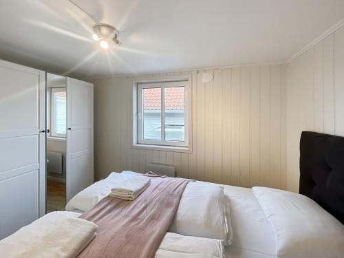 une chambre avec un lit blanc et une fenêtre dans l'établissement Cozy Corner 1 By Stavanger Bnb, à Stavanger