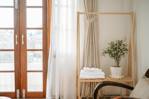 a room with a mirror and a table with towels at Pea Home - Nhà Đậu Homestay in Hiếu Nhơn