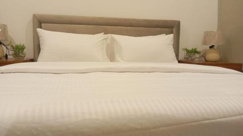 Una cama o camas en una habitación de Trizen OceanView