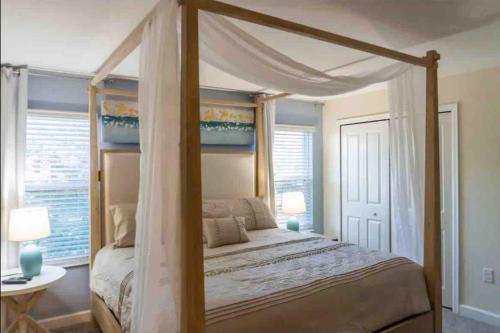 Postel nebo postele na pokoji v ubytování FREE Resort Fun! Private Pool! Near Theme Parks!