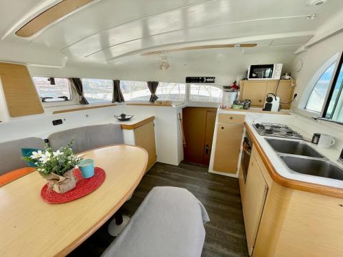 eine Küche mit einem Holztisch und einem Waschbecken in der Unterkunft Barco para dormir sobre el Mar in Valencia