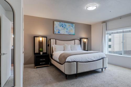 ソルトレイクシティにあるConvention Ctr Style-2BR Pool,Hot Tub,Gym,Theatreの大きなベッドと窓のある寝室