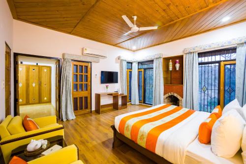 Postel nebo postele na pokoji v ubytování Alaya Stays Mehar Villa - 3 BHK With Garden & Scenic Views