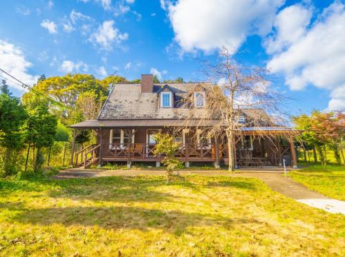 a house with a large yard in front of it at Elle's Garden House in Nasushiobara
