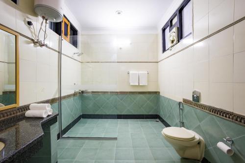 Koupelna v ubytování Alaya Stays Mehar Villa - 3 BHK With Garden & Scenic Views