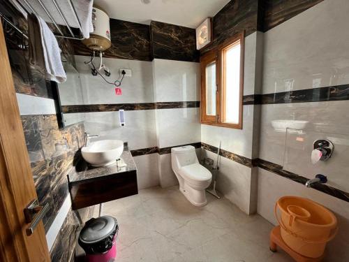 Et badeværelse på Hadley inn Kasauli