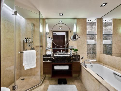 Uma casa de banho em The Portman Ritz-Carlton Shanghai