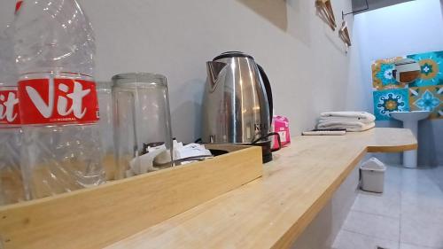 Příslušenství pro přípravu čaje a kávy v ubytování Kenewae Living Near Alun-alun Wonosari Mitra RedDoorz
