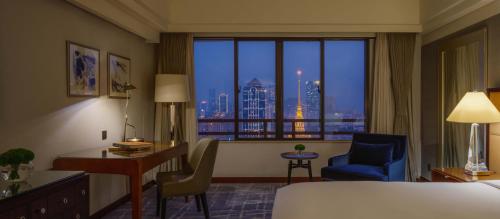 Uma cama ou camas num quarto em The Portman Ritz-Carlton Shanghai