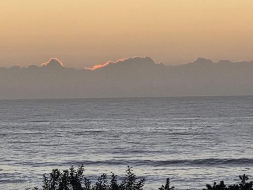 vista sull'oceano al tramonto di L'Escalier Cabanas 208 a ABR3 Haven ad Amanzimtoti