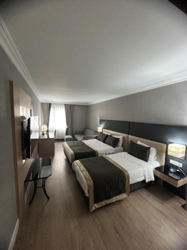 Postel nebo postele na pokoji v ubytování Darkhill Hotel