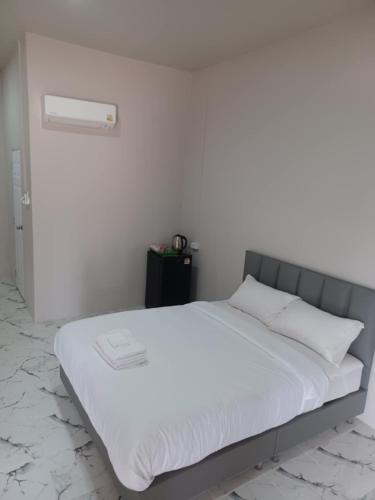 Ένα ή περισσότερα κρεβάτια σε δωμάτιο στο MWELL House - บ้านพักเอ็มเวล